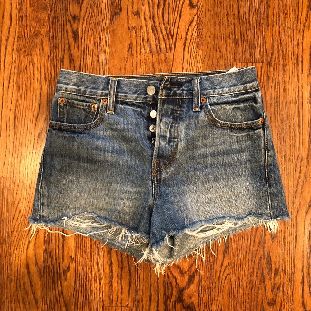 26 women’s Levi’s wedgie shorts medium wash blue